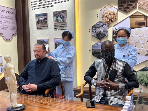   （外媒記者爭(zhēng)先恐后體驗(yàn)艾灸，直呼神奇。中國經(jīng)濟(jì)周刊記者 郭志強(qiáng) 攝）