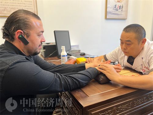   （外媒記者走進(jìn)中醫(yī)堂，問診中醫(yī)名師。中國經(jīng)濟(jì)周刊記者 郭志強(qiáng)攝）