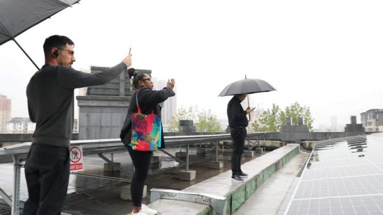   2023“一帶一路”媒體合作論壇聯合采訪團參觀國家電投江西公司分宜電廠光伏矩陣。（本報記者 周歡攝）