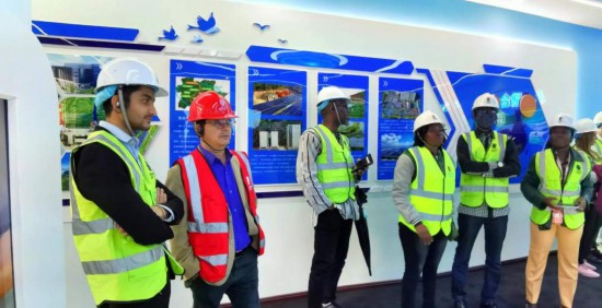   2023“一帶一路”媒體合作論壇聯合采訪團走進江西公司新余市綜合智慧零碳電廠展廳。（本報記者 周歡攝）