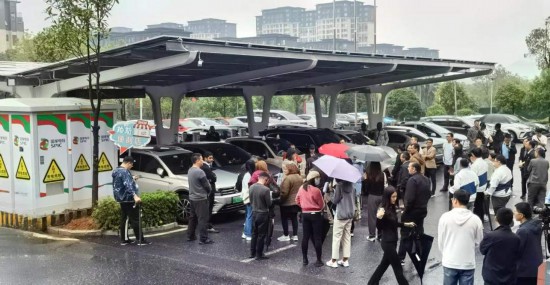   2023“一帶一路”媒體合作論壇聯合采訪團參觀新余市分宜縣行政服務中心“光儲充放檢”項目。（受訪者供圖）