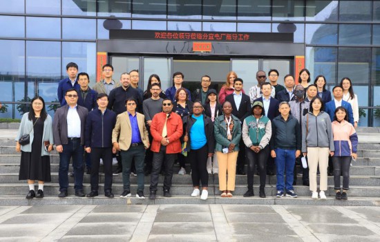   2023“一帶一路”媒體合作論壇聯合采訪團參觀國家電投江西公司新余市綜合智慧零碳電廠。（受訪者供圖）