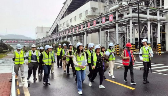   2023“一帶一路”媒體合作論壇聯合采訪團走進國家電投江西公司分宜電廠廠區(qū)。（本報記者 周歡攝）