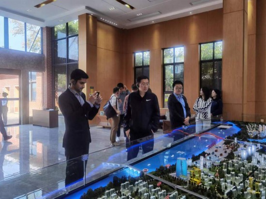 　　10月24日，2023“一帶一路”媒體合作論壇聯(lián)合采訪團(tuán)團(tuán)員在清水塘投資集團(tuán)招商服務(wù)中心參觀。本報(bào)記者 常雯宜攝
