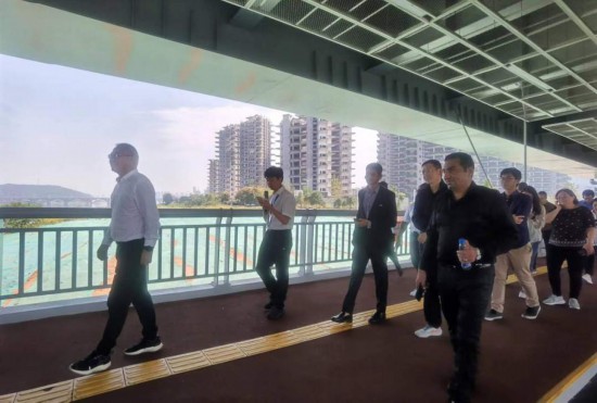 　　10月24日，2023“一帶一路”媒體合作論壇聯(lián)合采訪團(tuán)團(tuán)員走在清水塘大橋景觀通道上。本報(bào)記者 常雯宜攝