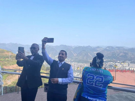 　　外媒記者在天釀景區(qū)拍照留念。本報(bào)記者葉子攝