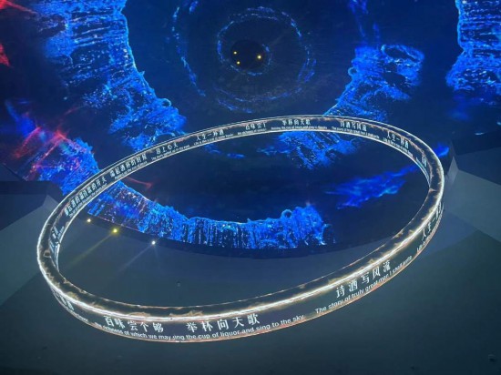 　　《天釀》演出中，屏幕上展示的歌詞。本報(bào)記者葉子攝