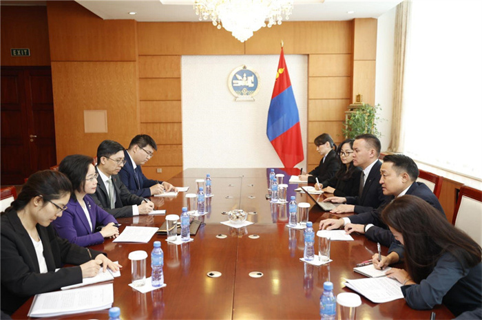 10月31日，中國(guó)駐蒙古國(guó)大使沈敏娟到任拜會(huì)蒙政府辦公廳主任兼蒙古人民黨總書(shū)記阿瑪爾巴伊斯格楞。中國(guó)駐蒙古使館供圖