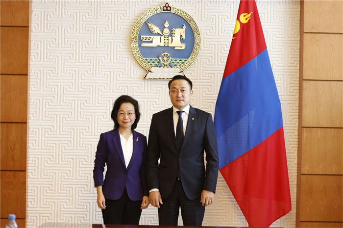10月31日，中國(guó)駐蒙古國(guó)大使沈敏娟到任拜會(huì)蒙政府辦公廳主任兼蒙古人民黨總書(shū)記阿瑪爾巴伊斯格楞（右）。中國(guó)駐蒙古使館供圖