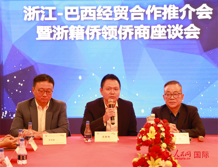 中國駐里約代總領(lǐng)事王尉育（中）在活動中致辭。人民網(wǎng)記者 陳海琪攝