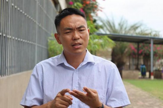   2023年10月24日，在加納特馬市，胡振興接受新華社采訪。（新華社發(fā)/賽特攝）