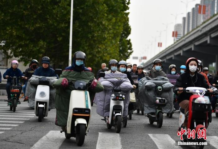11月3日，河北石家莊迎降溫天氣，市民“捂”裝出行。 <a target='_blank' href='/'><p  align=