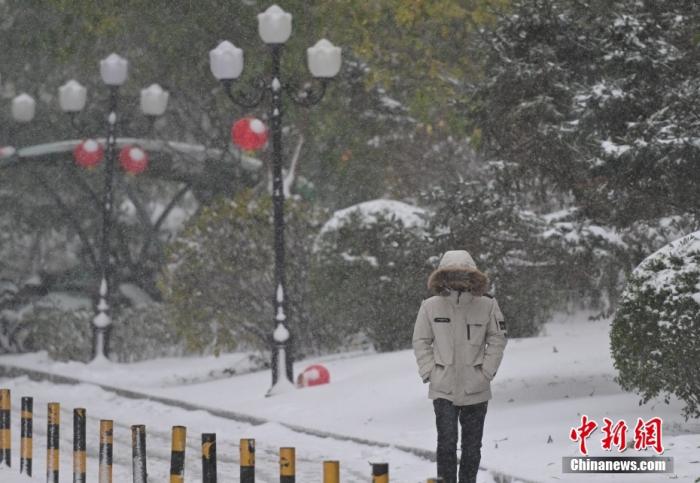 圖為市民在雪中出行。 <a target='_blank' href='/' ><p  align=