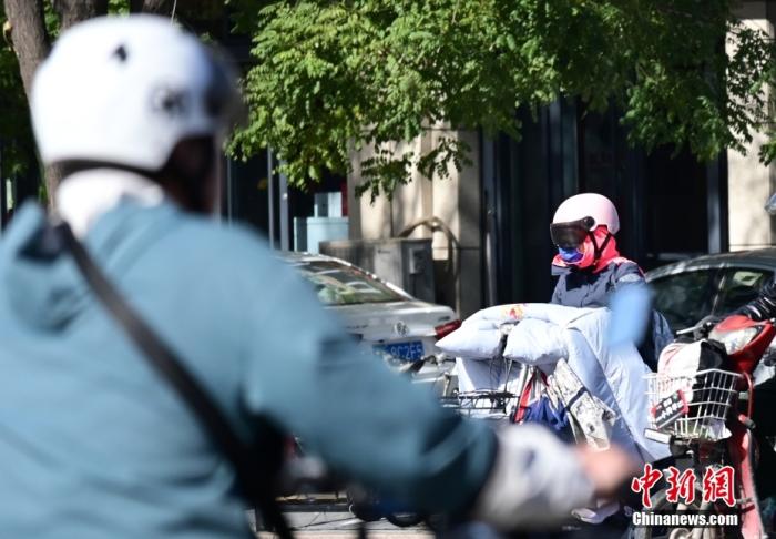 石家莊街頭，市民紛紛穿上厚厚的外套“捂”裝前行。 <a target='_blank' href='/'><p  align=