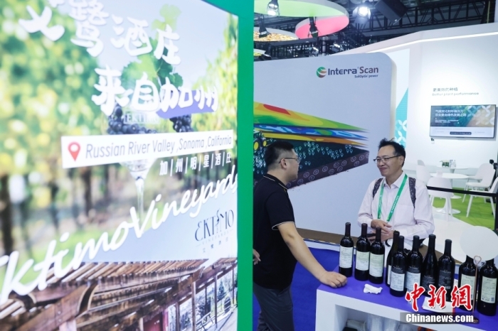 11月6日，參觀者與展臺工作人員交流。當(dāng)日，第六屆中國國際進(jìn)口博覽會在國家會展中心(上海)舉行。據(jù)上海美國商會官網(wǎng)消息，為進(jìn)一步加強(qiáng)中美經(jīng)貿(mào)聯(lián)系，上海美國商會與美國農(nóng)業(yè)部合作參展2023年第六屆中國國際進(jìn)口博覽會。今年是美國政府首次設(shè)立官方展館。<a target='_blank' href='/'><p  align=