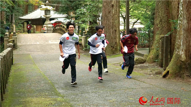 中日青少年在百年古剎里奔跑，揮灑青春的汗水。人民網(wǎng) 蔣曉辰攝