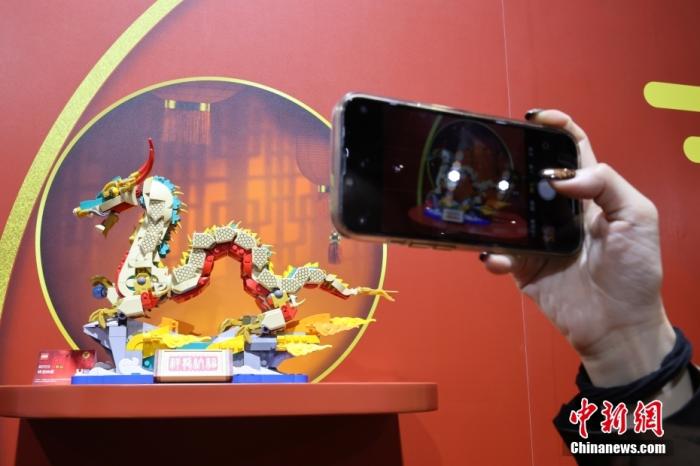 第六屆中國國際進口博覽會舉行，消費品展區(qū)展出以生肖龍為題材的中國元素產品。<a target='_blank' href='/'><p  align=