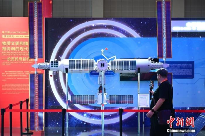 11月5日，觀眾在進博會中國館參觀拍攝中國空間站模型。<a target='_blank' href='/'><p  align=