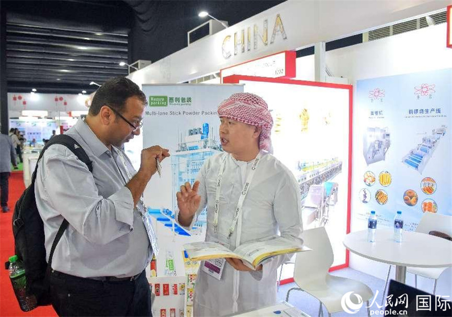 中外展商交流。 人民網塔里克·易卜拉欣攝