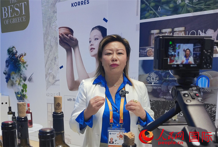 希華集團聯(lián)合創(chuàng)始人兼總裁索菲亞女士接受采訪。人民網(wǎng) 殷韜攝