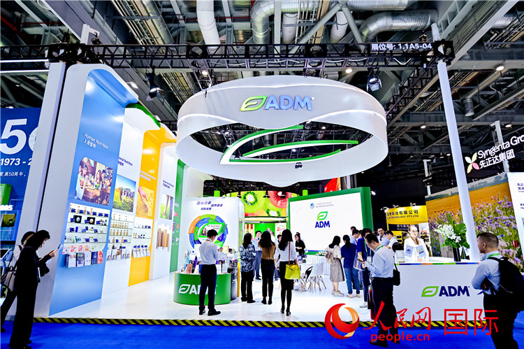 美國農(nóng)產(chǎn)品加工和貿(mào)易企業(yè)ADM在進博會的展臺。人民網(wǎng)記者 趙益普攝
