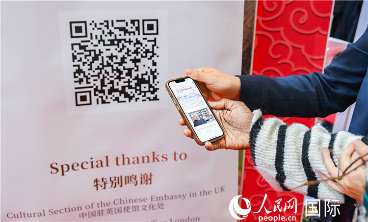 觀眾掃碼《我們的中國(guó)故事》系列視頻。人民網(wǎng) 郭錦標(biāo)攝