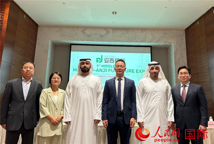 圖為與會(huì)嘉賓合影。人民網(wǎng) 閆夢攝