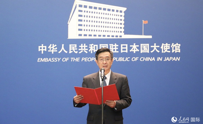 中國(guó)駐日本大使館教育處公使銜參贊杜柯偉宣讀獲獎(jiǎng)人員名單。人民網(wǎng) 許可攝