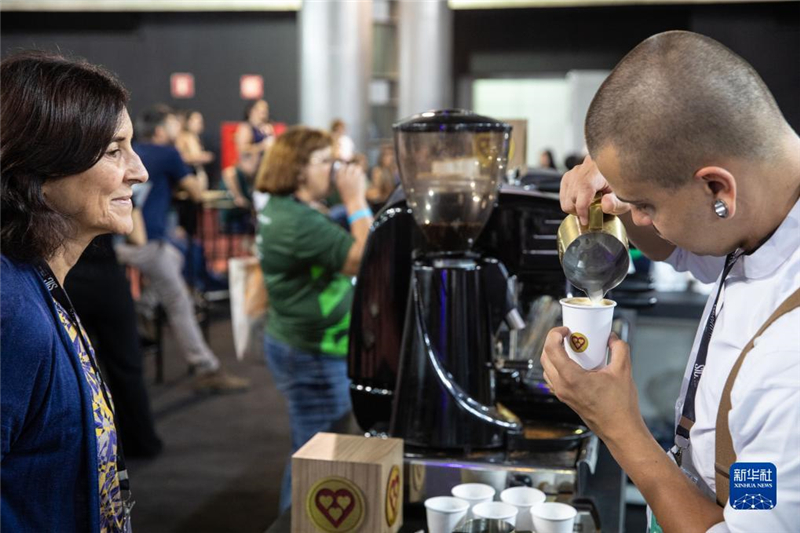 11月9日，咖啡師在巴西貝洛奧里藏特舉行的咖啡周上為參觀者制作咖啡。新華社記者 王天聰 攝