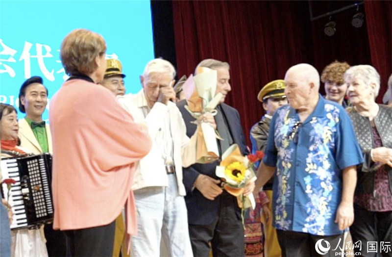 哈里·莫耶和代表團(tuán)其他成員訪問昆明外國語學(xué)校，觀看講述飛虎隊開辟駝峰航線故事的音樂劇《翠堤長虹》，并與學(xué)校師生合唱《友誼地久天長》。人民網(wǎng) 趙瞳攝