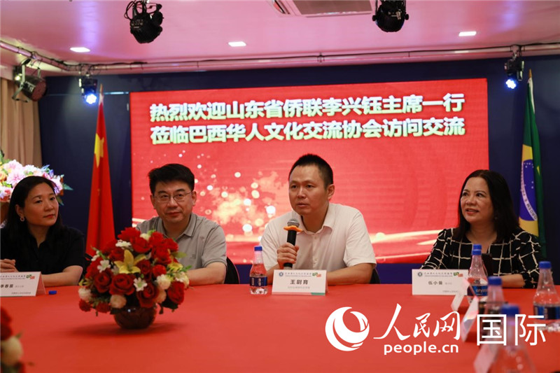 中國駐里約熱內盧副總領事王尉育（右二）發(fā)表致辭。人民網記者宋亦然攝