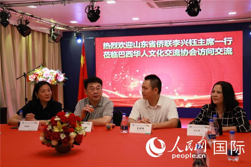 山東省僑聯(lián)主席李興鈺（左二）和與會僑領座談。人民網記者宋亦然攝