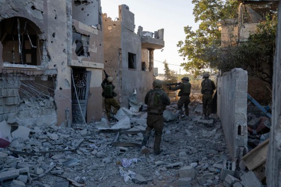 這張以色列國(guó)防軍11月12日發(fā)布的照片顯示，以軍地面部隊(duì)在加沙地帶北部開(kāi)展軍事行動(dòng)。新華社發(fā)