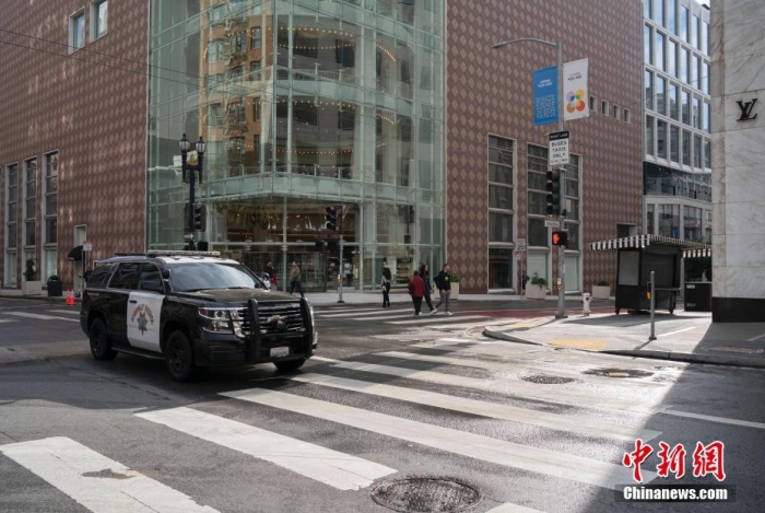 當?shù)貢r間11月13日，美國加州舊金山聯(lián)合廣場周邊剛剛被沖洗過的街道較往常更為整潔。<a target='_blank' href='/'><p  align=