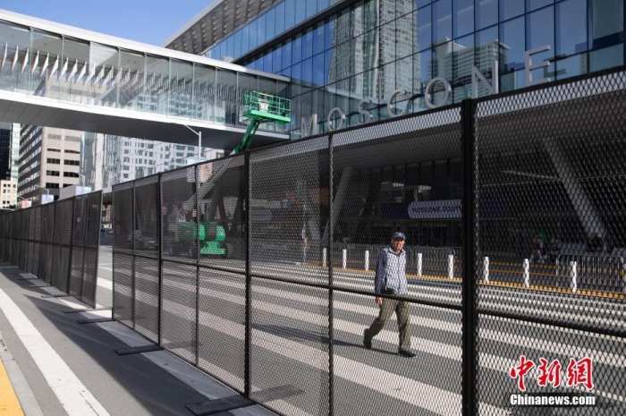 當(dāng)?shù)貢r(shí)間11月10日，一名行人從美國(guó)舊金山莫斯康中心周圍的金屬圍欄旁經(jīng)過(guò)。隨著亞太經(jīng)合組織(APEC)第三十次領(lǐng)導(dǎo)人非正式會(huì)議臨近，作為會(huì)議場(chǎng)地的莫斯康中心附近出現(xiàn)金屬圍欄，執(zhí)勤警察也大幅增加。<a target='_blank' href='/'><p  align=