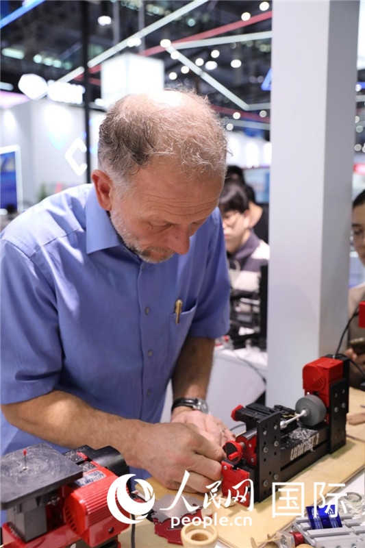 第25屆中國(guó)國(guó)際高新技術(shù)成果交易會(huì)15日在深圳開(kāi)幕，圖為展商現(xiàn)場(chǎng)演示精密加工工具。人民網(wǎng)記者 魯揚(yáng)攝