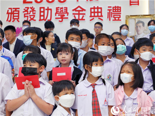 圖為出席嘉賓和現(xiàn)場獲獎學生合影留念。人民網(wǎng)記者 白元琪攝