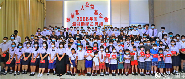 圖為出席嘉賓和現(xiàn)場獲獎學生合影留念。人民網(wǎng)記者 白元琪攝