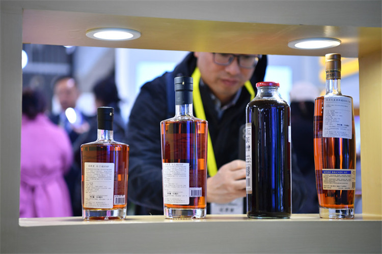 11月16日，觀眾在第七屆絲博會(huì)上參觀阿塞拜疆展位上的酒水產(chǎn)品。新華社記者 邵瑞 攝