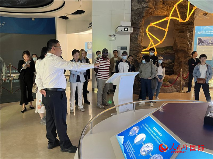 中外記者在深圳大鵬半島國家地質(zhì)公園博物館參觀。人民網(wǎng)記者 陳思攝