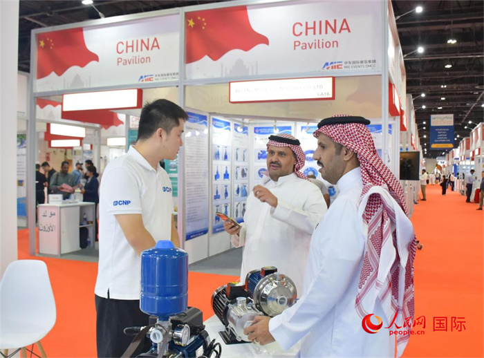 中企代表與外方嘉賓交流。人民網(wǎng) 塔里克·易卜拉欣攝