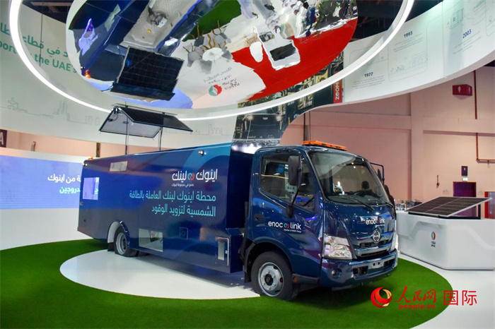 阿聯(lián)酋國(guó)家石油公司發(fā)布的電動(dòng)運(yùn)油卡車。該卡車用光伏板和電池驅(qū)動(dòng)，但主要目的是輸送汽油。   人民網(wǎng) 塔里克·易卜拉欣攝