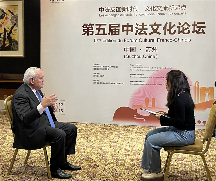 法國前總理、法國展望與創(chuàng)新基金會主席讓-皮埃爾·拉法蘭接受人民網(wǎng)的采訪。（國際在線供圖）