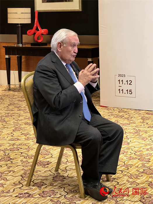 法國前總理、法國展望與創(chuàng)新基金會主席讓-皮埃爾·拉法蘭接受人民網(wǎng)的采訪。（人民網(wǎng) 謝瑩攝）