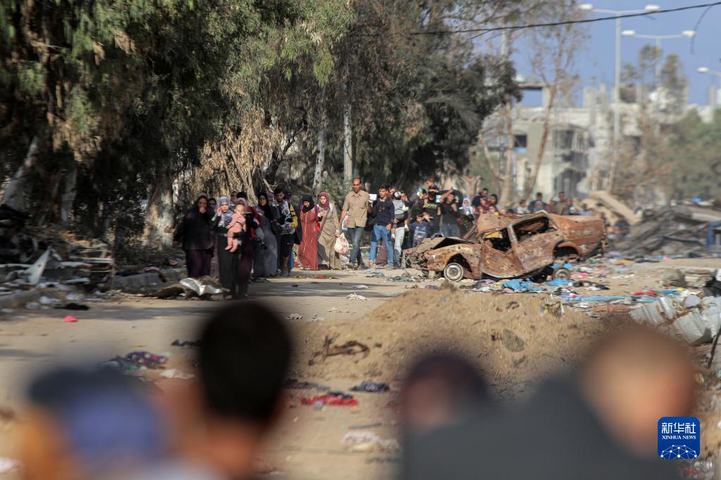 11月18日，在加沙地帶南部地區(qū)，巴勒斯坦人向南遷移。