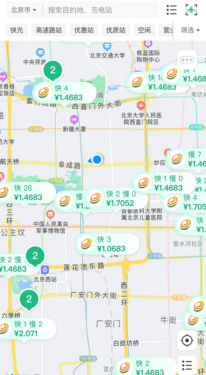 中新財經(jīng)查詢相關(guān)充電APP發(fā)現(xiàn)，電價平峰時段，快充樁的價格普遍在1.4元度左右。