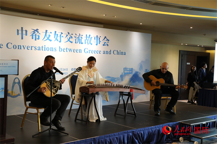 中希藝術(shù)家用古箏和布祖基琴演奏希臘著名歌曲《比雷埃夫斯的孩子》。   人民網(wǎng)記者 謝亞宏攝