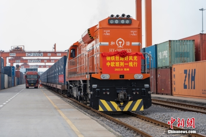 資料圖：河南鄭州，一列滿載貨物的中歐班列(鄭州)從中國(guó)鐵路鄭州局集團(tuán)有限公司圃田車站駛出，開往德國(guó)漢堡。<a target='_blank' href='/'><p  align=