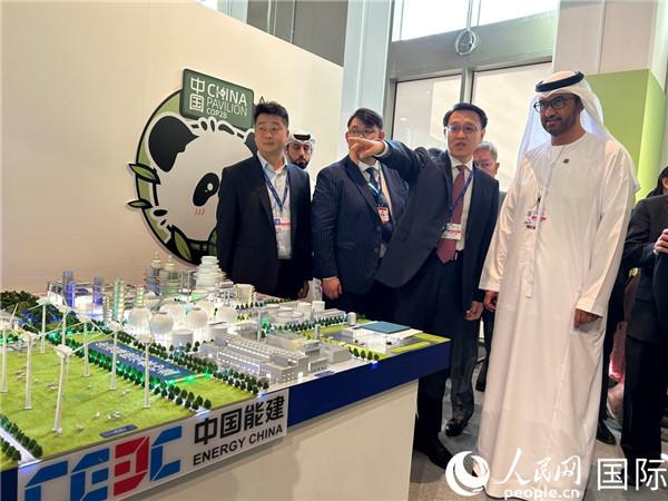 COP28主席蘇爾坦·賈比爾參觀中國角展示。人民網(wǎng)記者任皓宇攝