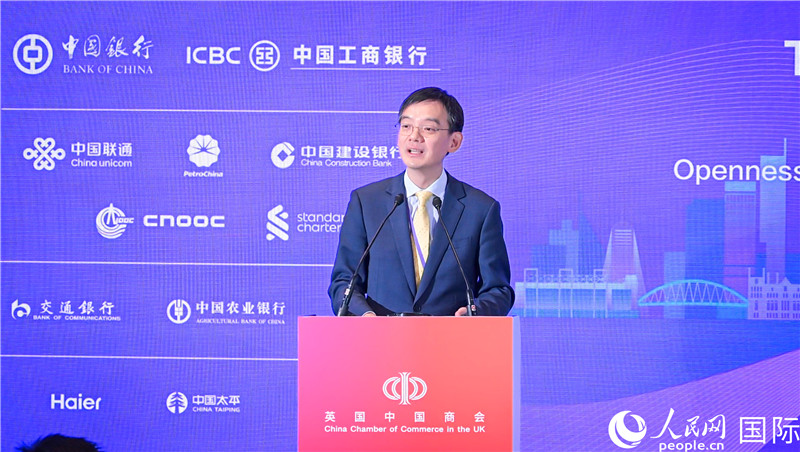 英國(guó)中國(guó)商會(huì)會(huì)長(zhǎng)、中國(guó)銀行倫敦分行行長(zhǎng)方文建 致歡迎辭。人民網(wǎng) 郭錦標(biāo)攝